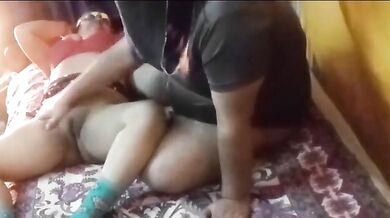 Moti Bhabhi Chut Gahrai Naapi Ungli